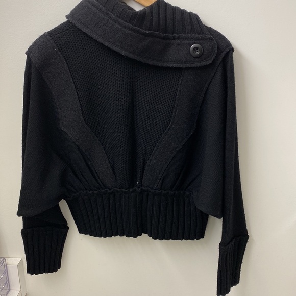 One girl who wool black sweater - Picture 12 of 14